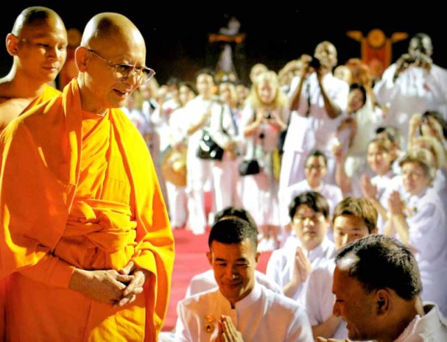 The abbot of Wat Phra Dhammakaya, Luang Por Dhammajayo ('Luang Por' meaning Venerable Father), greeting laypeople at the Wat